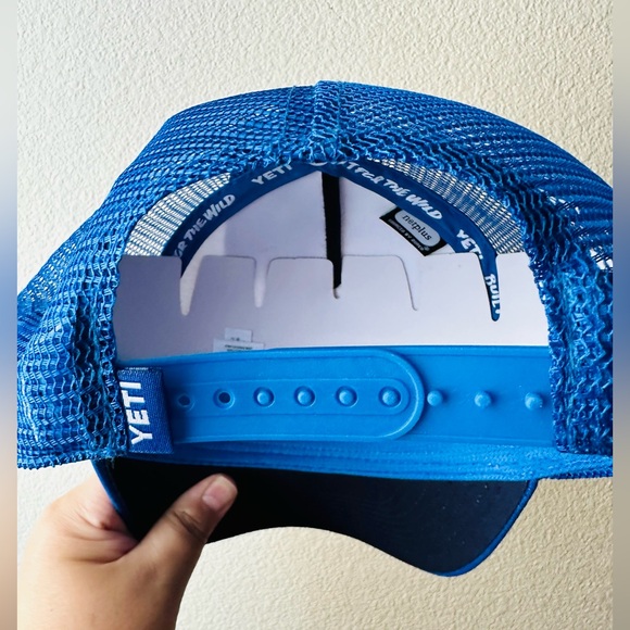 NWT Yeti American Logo Badge Trucker Hat - Picture 3 of 3